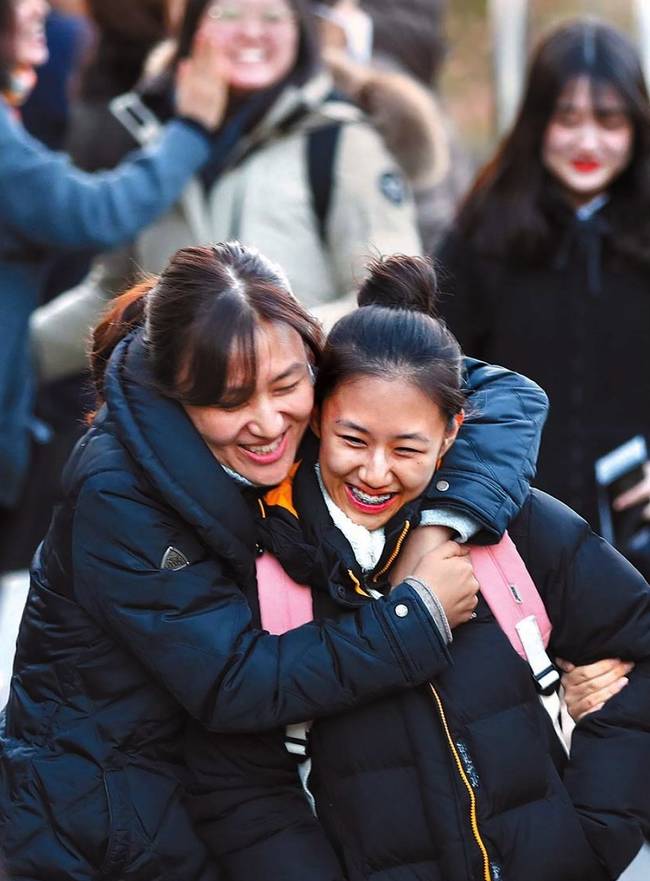 한국일보 24일자 1면 사진. 한국일보 24일자 1면 사진.