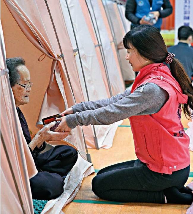 동아일보 25일자 1면 사진. 동아일보 25일자 1면 사진.