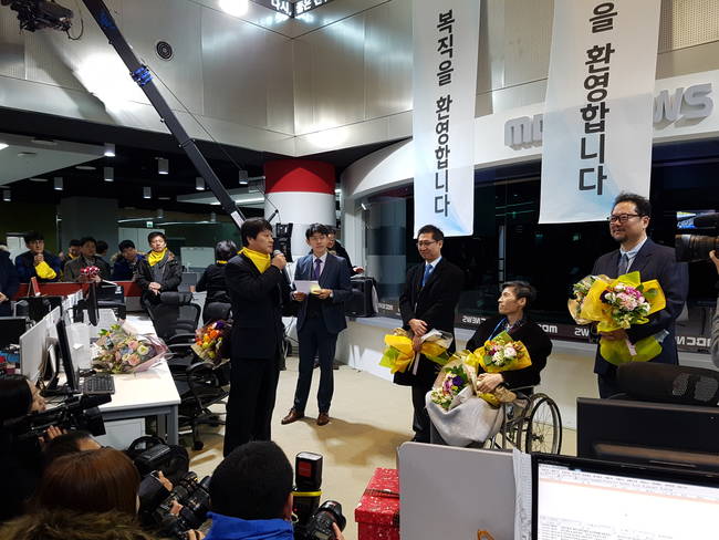보도국 안에서 환영 행사를 받고 있는 복직 언론인들. 보도국 안에서 환영 행사를 받고 있는 복직 언론인들.
