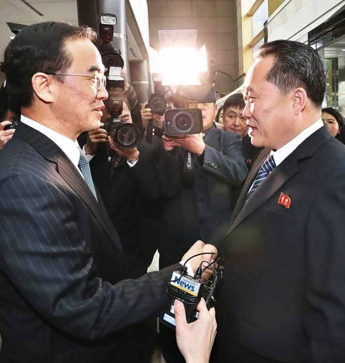 서울신문 10일자 1면 사진. 서울신문 10일자 1면 사진.