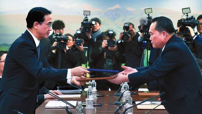 한국일보 10일자 1면 사진. 한국일보 10일자 1면 사진.