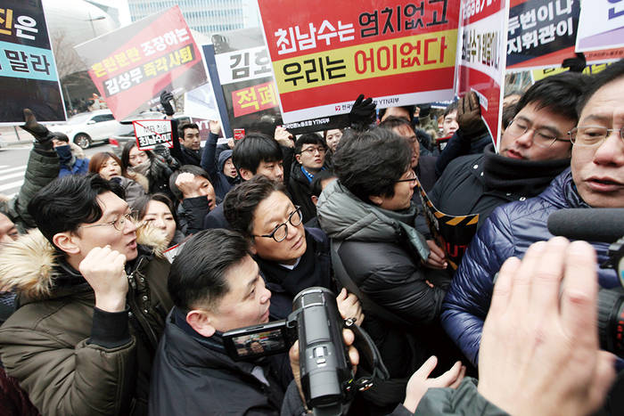 지난 8일 오전 서울 상암동 YTN 사옥 앞에서 언론노조 YTN지부와 YTN 구성원들이 노사합의 파기 책임을 물어 최남수 사장의 출근을 저지하고 있다. YTN지부는 9일에도 출근저지 투쟁에 나섰지만 최 사장은 모습을 드러내지 않았다. 		     (YTN지부 제공) 