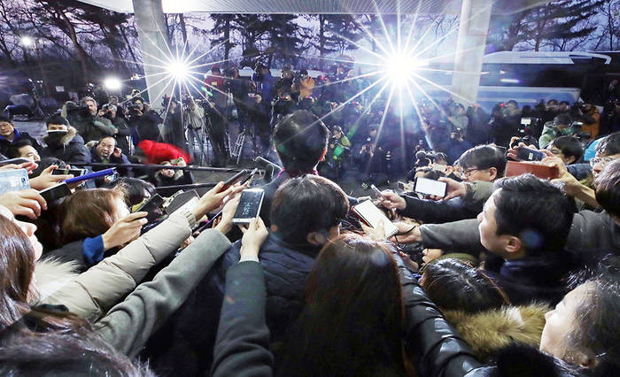조명균 통일부 장관이 남북 고위급 회담이 열린 지난 9일 서울 종로구 통일부 남북회담본부에서 회담 장소인 판문점으로 출발하기 전 취재진의 질문에 답하고 있다.  (뉴시스) 