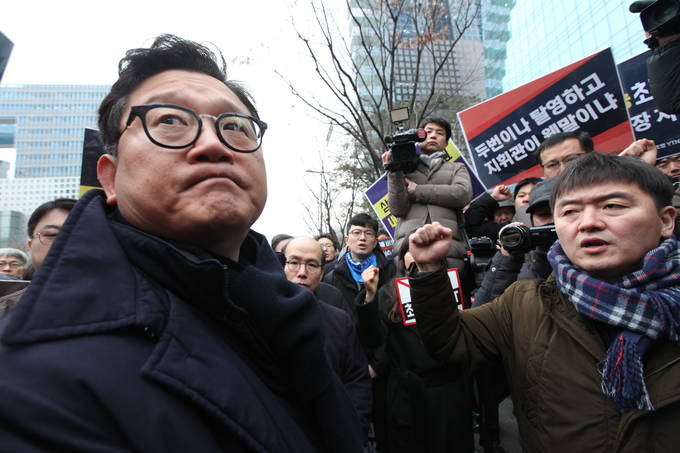 최남수 YTN 사장(왼쪽), 박진수 언론노조 YTN지부장. (언론노조 YTN지부 제공) 