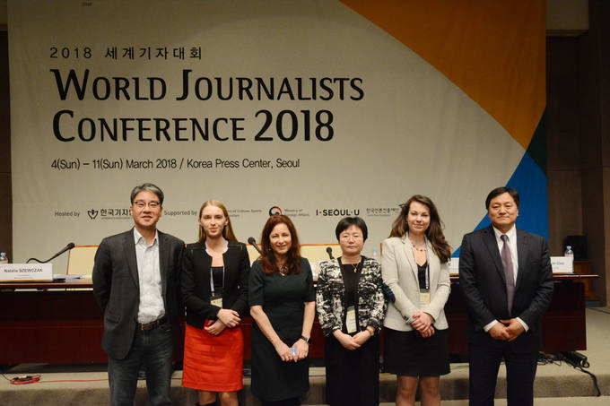 '2018 세계기자대회' <한반도 비핵화와 세계 평화를 위한 언론의 역할> 컨퍼런스에서 좌장을 맡은 박종률 CBS 논설실장(왼쪽부터), 발표자 나탈리아 셰프착 폴란드 비즈니스인사이더 편집장, 하깃 리무어 미국 신시내티대학교 전자미디어학과 교수, 잉 쉬에 중국 신화통신 세계정세스터디센터 전무, 나탈리아 포르티아코바 러시아 이즈베스티야신문 특파원, 최우석 조선일보 미래기획부 국제담당 에디터(부장). (김달아 기자) '2018 세계기자대회' <한반도 비핵화와 세계 평화를 위한 언론의 역할> 컨퍼런스에서 좌장을 맡은 박종률 CBS 논설실장(왼쪽부터), 발표자 나탈리아 셰프착 폴란드 비즈니스인사이더 편집장, 하깃 리무어 미국 신시내티대학교 전자미디어학과 교수, 잉 쉬에 중국 신화통신 세계정세스터디센터 전무, 나탈리아 포르티아코바 러시아 이즈베스티야신문 특파원, 최우석 조선일보 미래기획부 국제담당 에디터(부장). (김달아 기자)