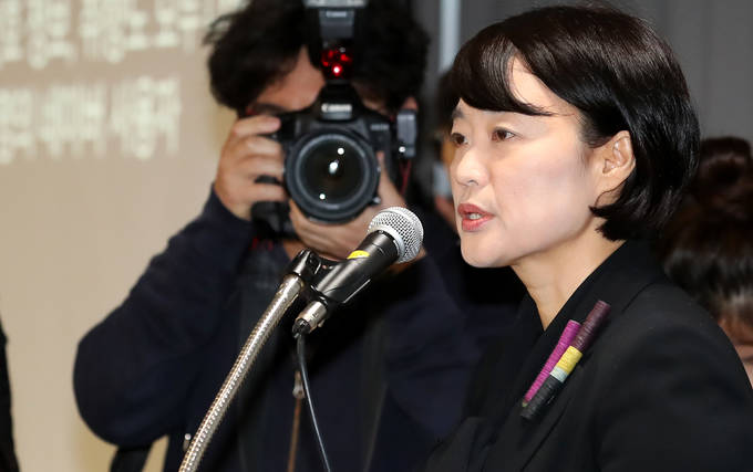 한성숙 네이버 대표가 지난 9일 '네이버 뉴스 및 댓글 개선 기자간담회'에서 네이버 모바일 뉴스개편안을 발표하고 있다. /뉴시스 한성숙 네이버 대표가 지난 9일 '네이버 뉴스 및 댓글 개선 기자간담회'에서 네이버 모바일 뉴스개편안을 발표하고 있다. /뉴시스