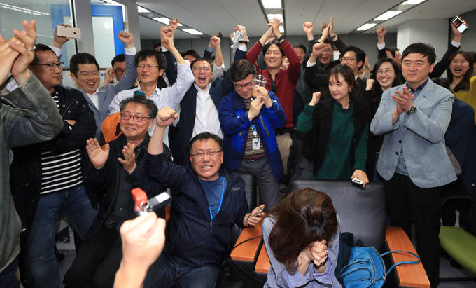 지난 4일 오후 서울 상암동 YTN사옥에서 YTN 노조원들이 개표 결과를 확인한 뒤 환호하고 있다. 이날 최남수 YTN 사장에 대한 중간 평가는 ‘불신임’으로 나왔다. /연합뉴스 지난 4일 오후 서울 상암동 YTN사옥에서 YTN 노조원들이 개표 결과를 확인한 뒤 환호하고 있다. 이날 최남수 YTN 사장에 대한 중간 평가는 ‘불신임’으로 나왔다. /연합뉴스