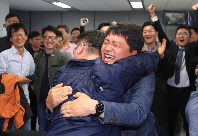 지난 4일 오후 서울 상암동 YTN사옥에서 YTN 노조원들이 개표 결과를 확인한 뒤 환호하고 있다. 이날 최남수 YTN 사장에 대한 중간 평가는 ‘불신임’으로 나왔다. /연합뉴스 지난 4일 오후 서울 상암동 YTN사옥에서 YTN 노조원들이 개표 결과를 확인한 뒤 환호하고 있다. 이날 최남수 YTN 사장에 대한 중간 평가는 ‘불신임’으로 나왔다. /연합뉴스