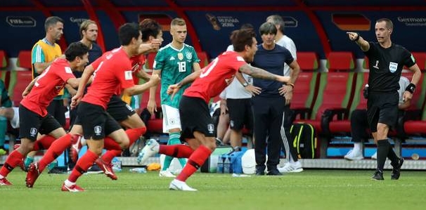 지난달 27일(현지시간) 열린 2018 러시아월드컵 조별리그 대한민국-독일의 경기, 한국 김영권(왼쪽 두번째)이 골을 넣고 동료들과 기뻐하고 있다. /뉴시스 지난달 27일(현지시간) 열린 2018 러시아월드컵 조별리그 대한민국-독일의 경기, 한국 김영권(왼쪽 두번째)이 골을 넣고 동료들과 기뻐하고 있다. /뉴시스
