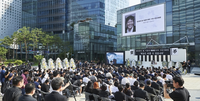 이용마 MBC 기자의 시민사회장이 지난 23일 서울 상암 MBC 앞 광장에서 열렸다. 500여명의 기자, 언론계 관계자, 시민들이 자리해 고인을 기렸다. /언론노조 MBC본부 이용마 MBC 기자의 시민사회장이 지난 23일 서울 상암 MBC 앞 광장에서 열렸다. 500여명의 기자, 언론계 관계자, 시민들이 자리해 고인을 기렸다. /언론노조 MBC본부