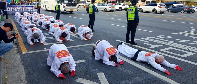 지난 24일 자유언론실천선언 45주년을 맞아 동아자유언론수호투쟁위원회, 조선자유언론수호투쟁위원회, 새언론포럼, 80년해직언론인협의회 등 언론·시민단체가 동아일보 앞에서 기자회견을 열었다. 이들은 내년 100주년을 맞이하는 동아일보와 조선일보가 과거를 깊이 반성할 것을 촉구하며, 이를 언론 개혁의 출발점으로 삼아야 한다고 밝혔다. 언론·시민단체에 소속된 29명은 기자회견이 끝난 이후 동아일보에서부터 조선일보 앞까지 ‘삼보일배’ 행진을 벌였다. /강아영 기자 지난 24일 자유언론실천선언 45주년을 맞아 동아자유언론수호투쟁위원회, 조선자유언론수호투쟁위원회, 새언론포럼, 80년해직언론인협의회 등 언론·시민단체가 동아일보 앞에서 기자회견을 열었다. 이들은 내년 100주년을 맞이하는 동아일보와 조선일보가 과거를 깊이 반성할 것을 촉구하며, 이를 언론 개혁의 출발점으로 삼아야 한다고 밝혔다. 언론·시민단체에 소속된 29명은 기자회견이 끝난 이후 동아일보에서부터 조선일보 앞까지 ‘삼보일배’ 행진을 벌였다. /강아영 기자