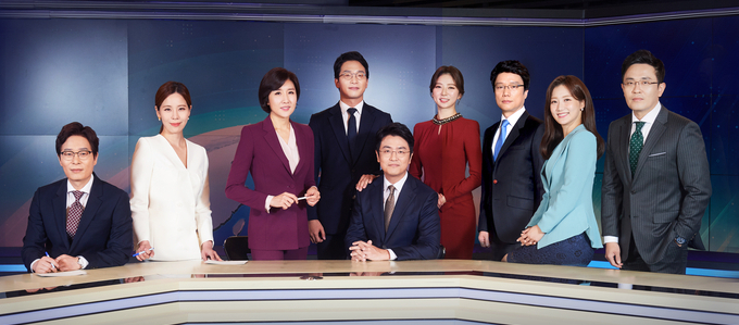 KBS 뉴스 새 앵커진. 왼쪽에서 세 번째가 평일 ‘뉴스9’ 메인 진행자인 이소정 앵커. 