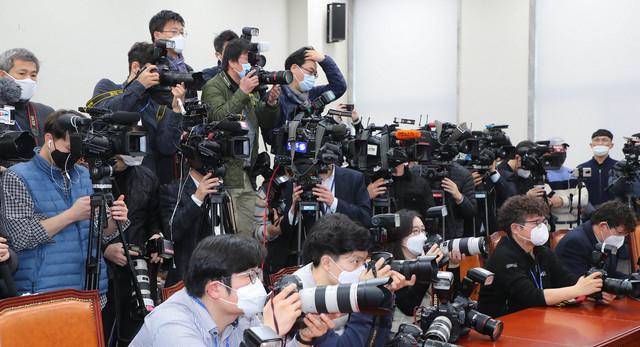 국회 사진영상 취재기자들이 지난달 26일 서울 여의도 국회에서 열린 모 정당 영입인사 환영식에서 마스크를 쓰고 취재하고 있다. /뉴시스 국회 사진영상 취재기자들이 지난달 26일 서울 여의도 국회에서 열린 모 정당 영입인사 환영식에서 마스크를 쓰고 취재하고 있다. /뉴시스