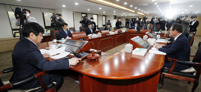 한상혁 방송통신위원회 위원장이 지난 20일 정부과천청사 방송통신위원회에서 종합편성채널 TV조선, 채널A에 대한 재승인 심사 전체회의 시작을 알리는 의사봉을 두드리고 있다. 이날 회의장과 기자실에는 이례적으로 많은 취재진이 몰렸다. /뉴시스 한상혁 방송통신위원회 위원장이 지난 20일 정부과천청사 방송통신위원회에서 종합편성채널 TV조선, 채널A에 대한 재승인 심사 전체회의 시작을 알리는 의사봉을 두드리고 있다. 이날 회의장과 기자실에는 이례적으로 많은 취재진이 몰렸다. /뉴시스