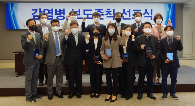 한국기자협회가 한국언론진흥재단의 후원을 받아 방송기자연합회, 한국과학기자협회와 공동으로 감염병 보도준칙을 제정하고 28일 공식 발표했다. 이날 서울 중구 한국프레스센터에서 열린 감염병 보도준칙 선포식에서 3단체장과 제정위원 등이 기념촬영을 하고 있다. 한국기자협회가 한국언론진흥재단의 후원을 받아 방송기자연합회, 한국과학기자협회와 공동으로 감염병 보도준칙을 제정하고 28일 공식 발표했다. 이날 서울 중구 한국프레스센터에서 열린 감염병 보도준칙 선포식에서 3단체장과 제정위원 등이 기념촬영을 하고 있다.