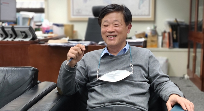 주용중 TV조선 보도본부장이 지난 4일 조선일보 신임 편집국장으로 임명됐다. 조선일보로선 2년 11개월 만의 편집국장 교체였고, 주 본부장 개인으로선 4년 7개월만의 편집국 복귀였다. 주 국장은 기자협회보와의 인터뷰에서 “다른 무엇보다 기자 인플루언서, 기자 크리에이티브를 많이 배출한 편집국장이 되고 싶다”고 밝혔다. 사진은 촬영을 위해 잠시 마스크를 벗은 주용중 국장. /강아영 기자 주용중 TV조선 보도본부장이 지난 4일 조선일보 신임 편집국장으로 임명됐다. 조선일보로선 2년 11개월 만의 편집국장 교체였고, 주 본부장 개인으로선 4년 7개월만의 편집국 복귀였다. 주 국장은 기자협회보와의 인터뷰에서 “다른 무엇보다 기자 인플루언서, 기자 크리에이티브를 많이 배출한 편집국장이 되고 싶다”고 밝혔다. 사진은 촬영을 위해 잠시 마스크를 벗은 주용중 국장. /강아영 기자
