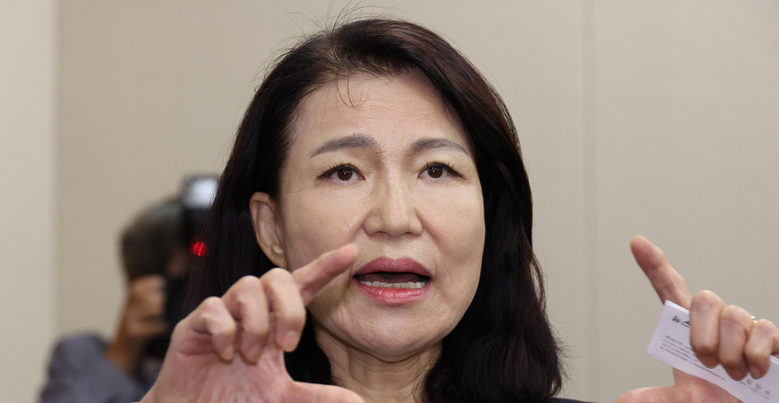 국감 나온 이진숙… 