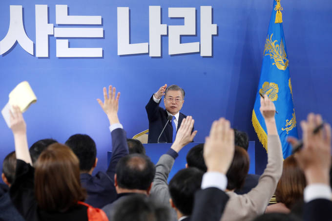 10일 오전 청와대 영빈관에서 열린 2019년 문재인 대통령 신년 기자회견에서 취재진이 손을 들어 질문하고 있다. /연합뉴스 10일 오전 청와대 영빈관에서 열린 2019년 문재인 대통령 신년 기자회견에서 취재진이 손을 들어 질문하고 있다. /연합뉴스