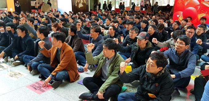 비상대책위원회 체제로 전환한 전국언론노조 SBS본부가 지난 4일 서울 목동 SBS 1층 로비에서 ‘범 SBS 비대위 결의대회’를 열었다. 이날 결의대회엔 SBS 구성원 300여명이 참여해 윤석민 회장의 SBS 사유화 시도를 규탄했다. 비상대책위원회 체제로 전환한 전국언론노조 SBS본부가 지난 4일 서울 목동 SBS 1층 로비에서 ‘범 SBS 비대위 결의대회’를 열었다. 이날 결의대회엔 SBS 구성원 300여명이 참여해 윤석민 회장의 SBS 사유화 시도를 규탄했다.