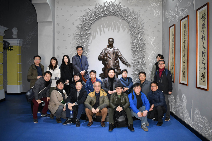 지난 9일 중국 헤이룽장성 하얼빈 기차역 한편에 자리한 안중근의사기념관 내부 안 의사 전신상 앞에서 연수에 참여한 기자들이 단체사진촬영에 임하고 있다. 지난 9일 중국 헤이룽장성 하얼빈 기차역 한편에 자리한 안중근의사기념관 내부 안 의사 전신상 앞에서 연수에 참여한 기자들이 단체사진촬영에 임하고 있다.