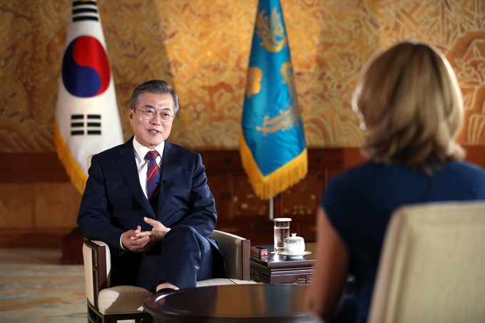 문재인 대통령이 지난해 10월 청와대에서 영국 BBC와 인터뷰하고 있다. (뉴시스) 