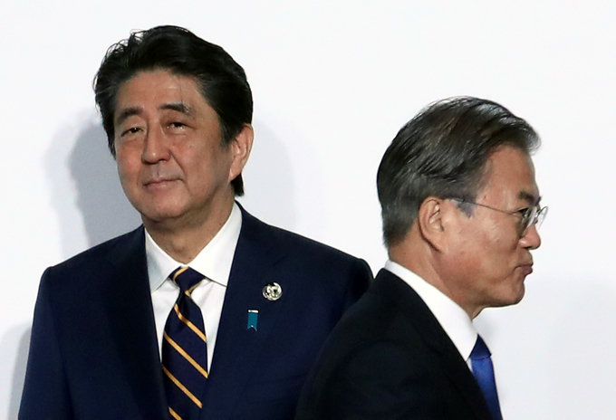 한·일 간 갈등이 고조되는 가운데 현 상황이 장기전으로 흐를 가능성이 높다는 관측이 나오고 있다. 사진은 지난달 28일 문재인 대통령이 일본에서 열린 G20 정상회의 공식환영식에서 의장국인 일본 아베 신조 총리와 악수한 뒤 행사장으로 향하고 있는 모습. /뉴시스 한·일 간 갈등이 고조되는 가운데 현 상황이 장기전으로 흐를 가능성이 높다는 관측이 나오고 있다. 사진은 지난달 28일 문재인 대통령이 일본에서 열린 G20 정상회의 공식환영식에서 의장국인 일본 아베 신조 총리와 악수한 뒤 행사장으로 향하고 있는 모습. /뉴시스