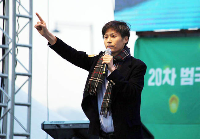 2017년 3월11일 서울 광화문 촛불집회에 참석한 이 기자는 검찰총장과 공영언론사 사장 인사권을 국민에게 돌려주자고 발언했다. 복막암 투병 중에도 이 기자는 공영방송사 지배구조 개선 등 필요성을 설파하는데 힘을 아끼지 않았다. 투병 중 문재인 대통령을 만난 자리에서도 이를 강조했다. /언론노조 MBC본부 2017년 3월11일 서울 광화문 촛불집회에 참석한 이 기자는 검찰총장과 공영언론사 사장 인사권을 국민에게 돌려주자고 발언했다. 복막암 투병 중에도 이 기자는 공영방송사 지배구조 개선 등 필요성을 설파하는데 힘을 아끼지 않았다. 투병 중 문재인 대통령을 만난 자리에서도 이를 강조했다. /언론노조 MBC본부