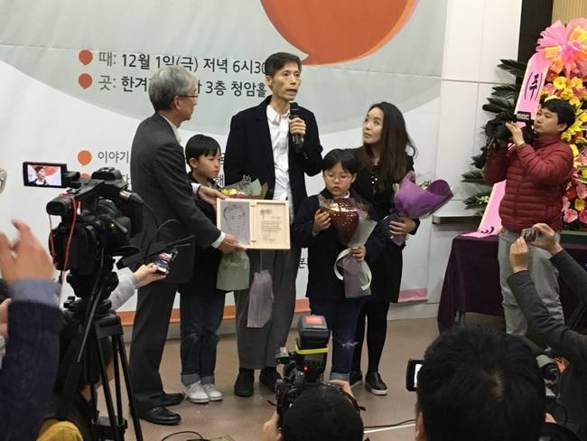 이 기자는 2017년 12월1일 제5회 리영희상 수상자로 선정돼 배우자, 두 아들과 함께 시상식장을 찾았다. 암 투병 중이던 “어린 아이들 현재, 경재를 위해서. 아빠의 자랑스러운 모습을 보여주기 위해서” 참석했다고 밝히며, “정의가 강물처럼 흘러 넘치는 사회, 아름다운 사회가 되기를 다시 한 번 꿈꿔본다”고 했다. 이 기자는 2017년 12월1일 제5회 리영희상 수상자로 선정돼 배우자, 두 아들과 함께 시상식장을 찾았다. 암 투병 중이던 “어린 아이들 현재, 경재를 위해서. 아빠의 자랑스러운 모습을 보여주기 위해서” 참석했다고 밝히며, “정의가 강물처럼 흘러 넘치는 사회, 아름다운 사회가 되기를 다시 한 번 꿈꿔본다”고 했다.