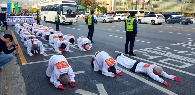 이날 기자회견이 끝난 뒤 언론 관련 단체에 소속된 29명은 조선일보 앞까지 삼보일배를 했다. 