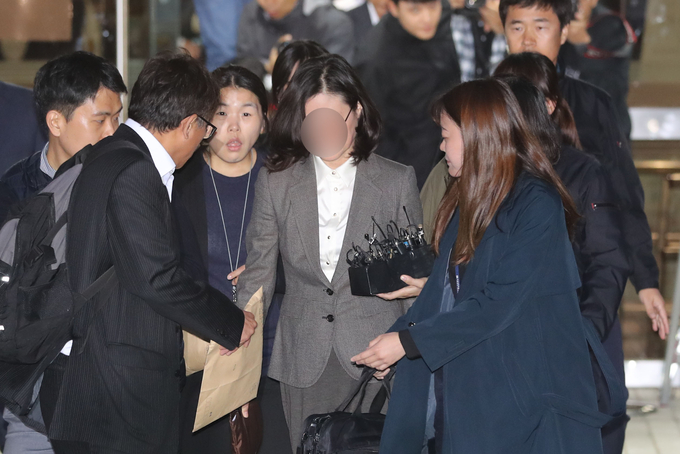 조국 전 법무부 장관의 부인 정경심 동양대 교수가 지난 10월23일 오후 서울 서초구 서울중앙지법에서 영장실질심사를 마친 뒤 취재진의 질문을 받으며 호송차로 향하고 있다. (연합뉴스) 조국 전 법무부 장관의 부인 정경심 동양대 교수가 지난 10월23일 오후 서울 서초구 서울중앙지법에서 영장실질심사를 마친 뒤 취재진의 질문을 받으며 호송차로 향하고 있다. (연합뉴스)