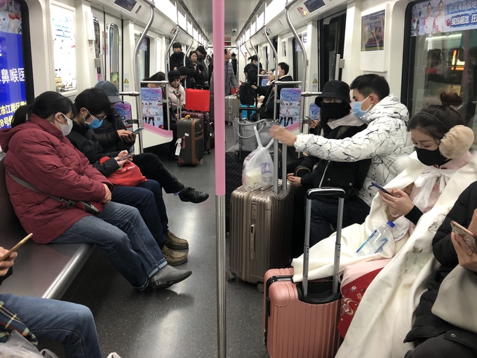 차대운 연합뉴스 상하이 특파원이 지난 21일 중국 후베이성 우한시를 방문해 촬영한 현지 지하철 풍경. 우한 시민들 대부분이 마스크를 쓰고 있다. (연합뉴스) 차대운 연합뉴스 상하이 특파원이 지난 21일 중국 후베이성 우한시를 방문해 촬영한 현지 지하철 풍경. 우한 시민들 대부분이 마스크를 쓰고 있다. (연합뉴스)