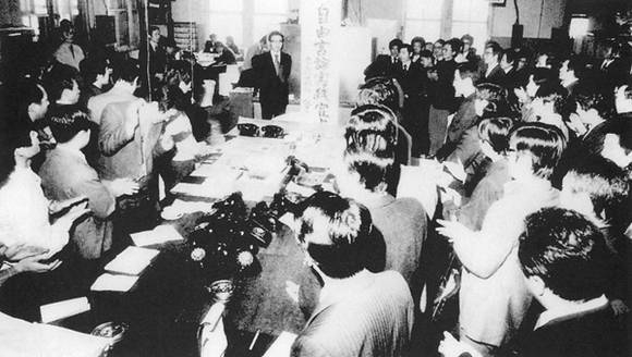 1975년 10월24일 동아일보사 기자 들은 '자유언론실천선언'을 발표했다.  