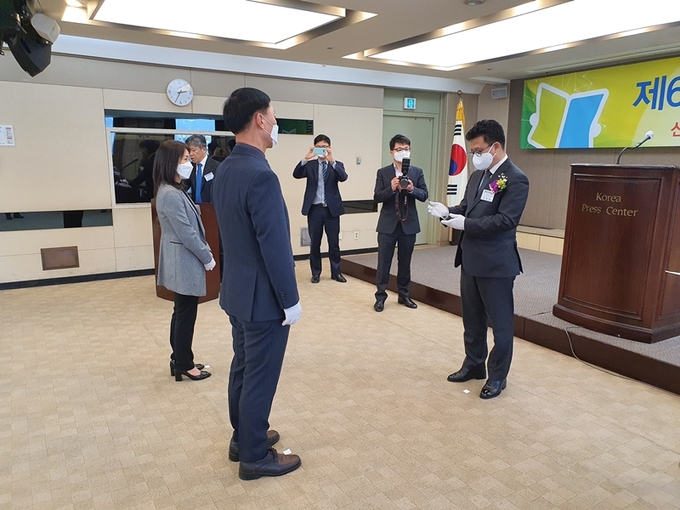 김동훈 기자협회장이 '제64회 신문의 날 표어' 수상자들에게 상패를 수여하고 있다. 김동훈 기자협회장이 '제64회 신문의 날 표어' 수상자들에게 상패를 수여하고 있다.