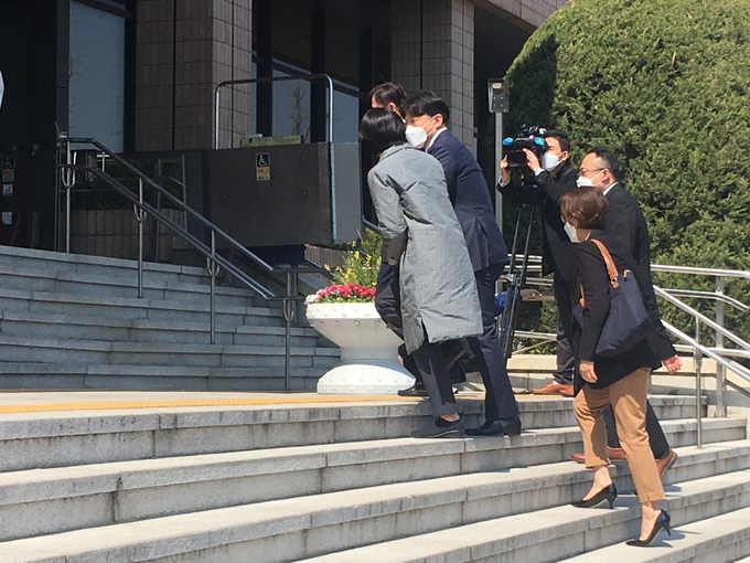 채널A 재승인 관련 방통위에서 의견청취가 진행된 9일 오후, 방통위 청사 안으로 들어가고 있는 김재호 채널A 대표이사 사장(왼쪽에서 두번째)을 MBC 취재진이 따라붙고 있는 모습. 채널A 재승인 관련 방통위에서 의견청취가 진행된 9일 오후, 방통위 청사 안으로 들어가고 있는 김재호 채널A 대표이사 사장(왼쪽에서 두번째)을 MBC 취재진이 따라붙고 있는 모습.
