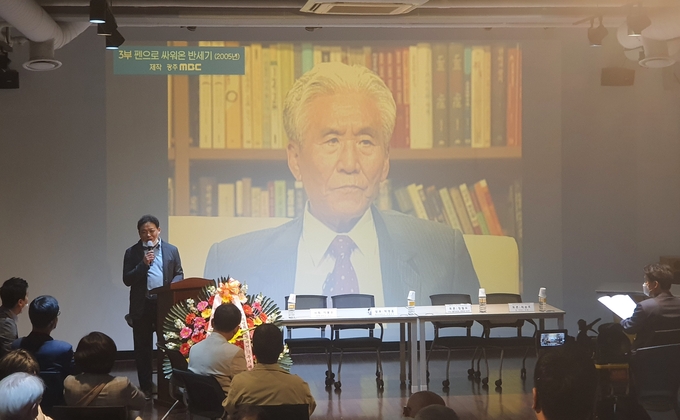 지난 8일 리영희재단과 한국언론정보학회는 서울 중구 뉴스타파 함께센터에서 리영희 선생 작고 10주기를 맞아 <진실 상실 시대의 진실 찾기> 세미나를 개최했다. 지난 8일 리영희재단과 한국언론정보학회는 서울 중구 뉴스타파 함께센터에서 리영희 선생 작고 10주기를 맞아 <진실 상실 시대의 진실 찾기> 세미나를 개최했다.