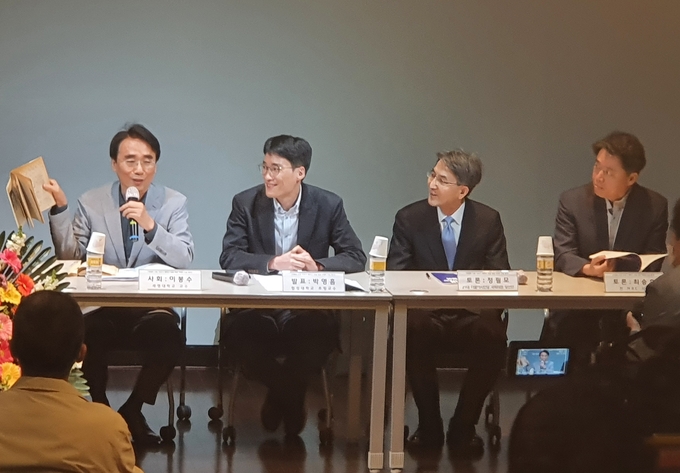'기자 리영희' 세션에서 사회를 맡은 이봉수 세명대 교수가 리영희 선생의 책을 소개하고 있다. '기자 리영희' 세션에서 사회를 맡은 이봉수 세명대 교수가 리영희 선생의 책을 소개하고 있다.