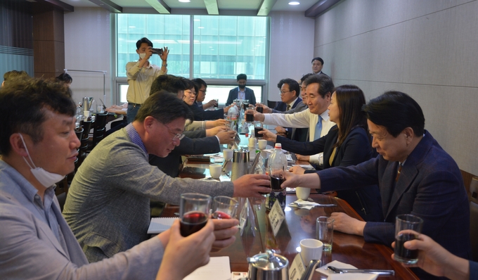 11일 국회의원회관에서 열린 한국기자협회 임원진-언론인 출신 제21대 국회의원 간담회에서 참석자들이 포도주스로 건배를 하고 있다. (한국기자협회) 11일 국회의원회관에서 열린 한국기자협회 임원진-언론인 출신 제21대 국회의원 간담회에서 참석자들이 포도주스로 건배를 하고 있다. (한국기자협회)