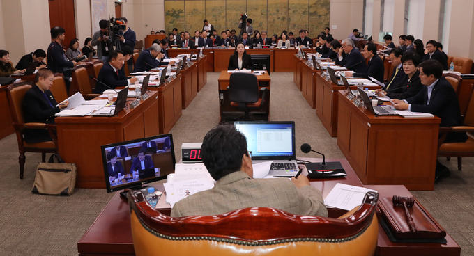 21대 국회가 개원한 지 일주일도 안 돼 언론에 징벌적 손해배상제도를 적용하자는 법안이 발의돼 논란이 일고 있다. 징벌적 손해배상제 도입 주장이 나온 건 이번이 처음은 아니지만 충분한 논의 없이 법안이 발의돼 비판의 목소리가 나오고 있다. 사진은 해당 법안이 논의될 국회 문화체육관광위원회 회의 모습. /뉴시스 21대 국회가 개원한 지 일주일도 안 돼 언론에 징벌적 손해배상제도를 적용하자는 법안이 발의돼 논란이 일고 있다. 징벌적 손해배상제 도입 주장이 나온 건 이번이 처음은 아니지만 충분한 논의 없이 법안이 발의돼 비판의 목소리가 나오고 있다. 사진은 해당 법안이 논의될 국회 문화체육관광위원회 회의 모습. /뉴시스