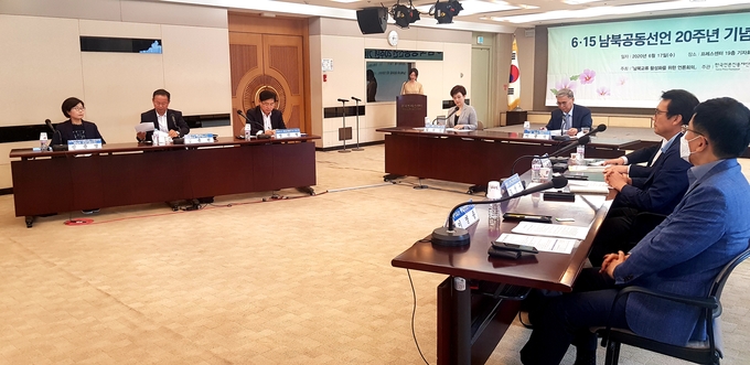 지난 17일 서울 중구 프레스센터 19층 기자회견장에서 ‘남북교류 활성화를 위한 언론회의’와 한국언론진흥재단 주최로 ‘6·15 남북공동선언 20주년 기념 언론토론회’가 열렸다. 지난 17일 서울 중구 프레스센터 19층 기자회견장에서 ‘남북교류 활성화를 위한 언론회의’와 한국언론진흥재단 주최로 ‘6·15 남북공동선언 20주년 기념 언론토론회’가 열렸다.