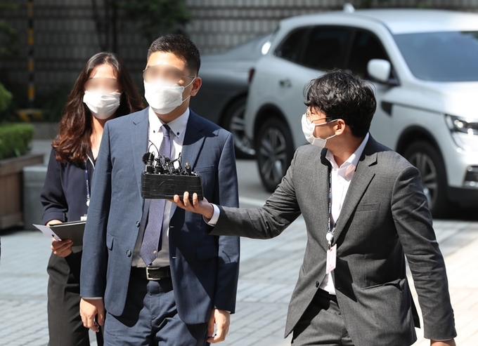 지난 7월17일 이동재 전 채널A 기자가 구속 전 피의자심문(영장실질심사)을 받기 위해 17일 서울중앙지방법원으로 출석하고 있다. 뉴시스 지난 7월17일 이동재 전 채널A 기자가 구속 전 피의자심문(영장실질심사)을 받기 위해 17일 서울중앙지방법원으로 출석하고 있다. 뉴시스