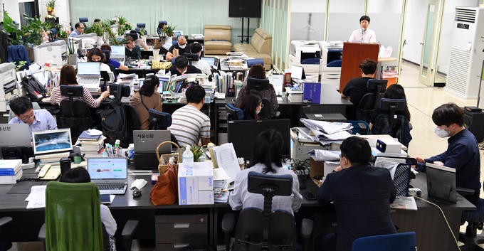 서울신문 기자들이 11일 기자총회를 열고 지난 6일자 서울신문 지면에 실린 곽병찬 논설고문의 칼럼 논란과 관련 의견을 모았다. /한국기자협회 서울신문지회 제공 서울신문 기자들이 11일 기자총회를 열고 지난 6일자 서울신문 지면에 실린 곽병찬 논설고문의 칼럼 논란과 관련 의견을 모았다. /한국기자협회 서울신문지회 제공