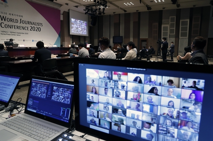 14일 서울 한국프레스센터에서 한국기자협회 주최로 '2020 세계기자대회'가 열렸다. 이번 세계기자대회는 코로나19로 인해 외국인 참가자들은 온라인상에서 화상으로 참여하게 된다. 국내 참가자들은 서울 프레스센터 20층 국제회의장에 열리는 행사에 참여할 수 있다. 뉴시스 14일 서울 한국프레스센터에서 한국기자협회 주최로 '2020 세계기자대회'가 열렸다. 이번 세계기자대회는 코로나19로 인해 외국인 참가자들은 온라인상에서 화상으로 참여하게 된다. 국내 참가자들은 서울 프레스센터 20층 국제회의장에 열리는 행사에 참여할 수 있다. 뉴시스