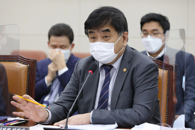 한상혁 방송통신위원회 위원장이 5일 국회에서 열린 과학기술정보방송통신위원회 전체회의에서 의원 질의에 답하고 있다. (뉴시스) 한상혁 방송통신위원회 위원장이 5일 국회에서 열린 과학기술정보방송통신위원회 전체회의에서 의원 질의에 답하고 있다. (뉴시스)