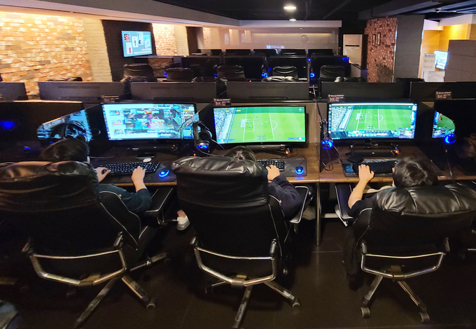 지난달 16일 서울 시내 한 PC방 모습. /연합뉴스 지난달 16일 서울 시내 한 PC방 모습. /연합뉴스