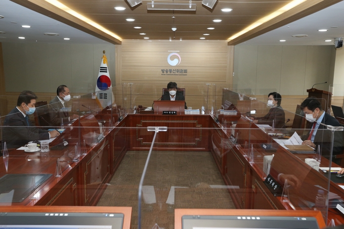 방통위가 18일 전체회의를 열고 21개 지상파방송사 162개 방송국에 대한 재허가를 심의, 의결했다. (방통위) 