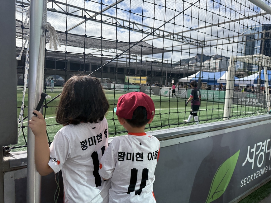 부슬비도, 강렬한 햇볕도 못 막은 응원전… 가족·선후배 '한마음'