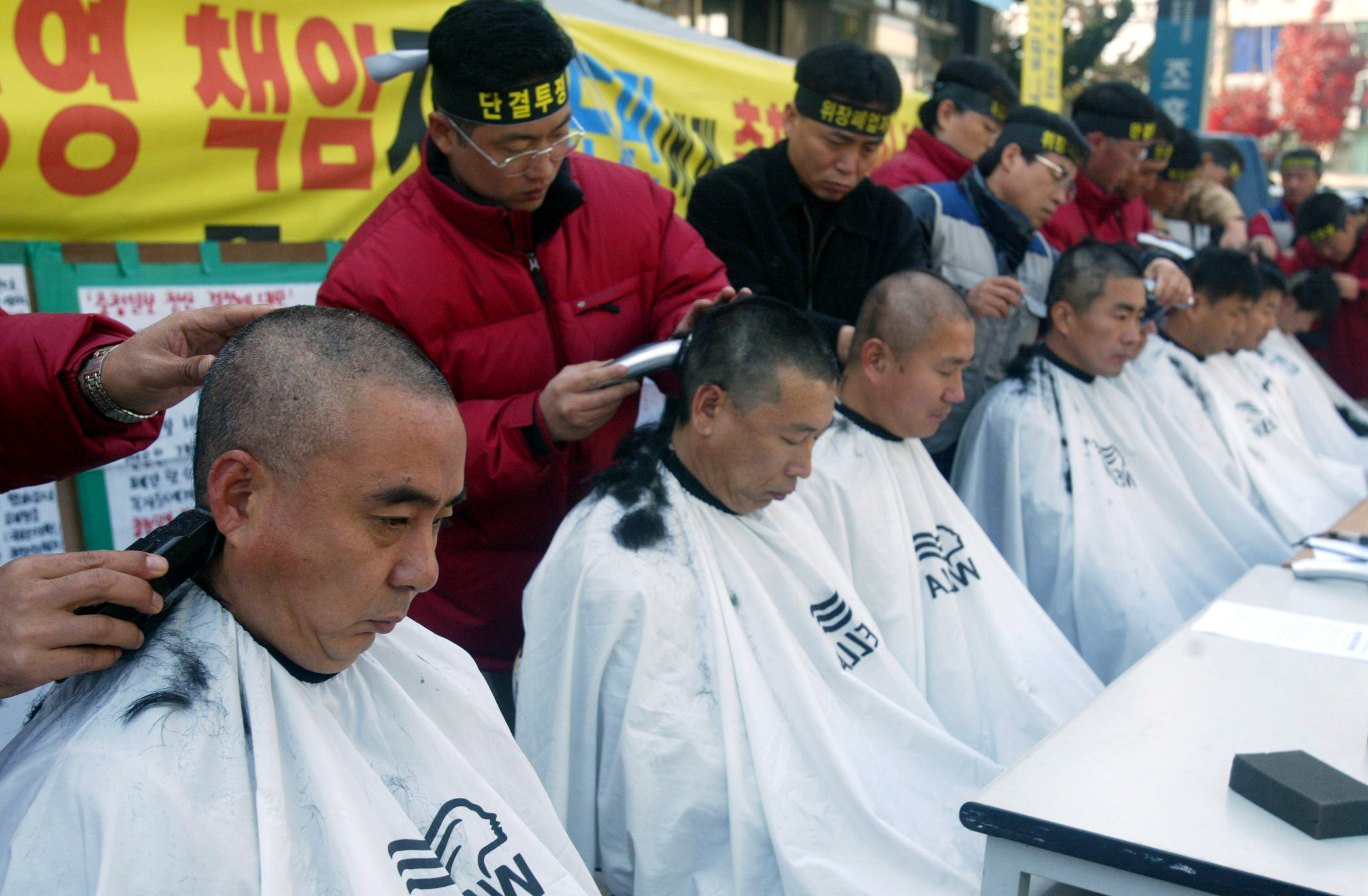 충청일보 노조 집행부가 22일 사측의 정리해고 통보에 항의하는 삭발식을 거행하고 있다.