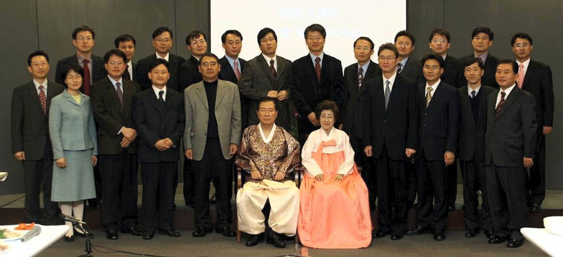 청춘회(靑春會) 회원들이 지난 1일 신년하례를 마치고 김대중 전 대통령, 부인 이희호 여사와 함께 기념촬영을 했다. <DJ사진 전속실 제공>