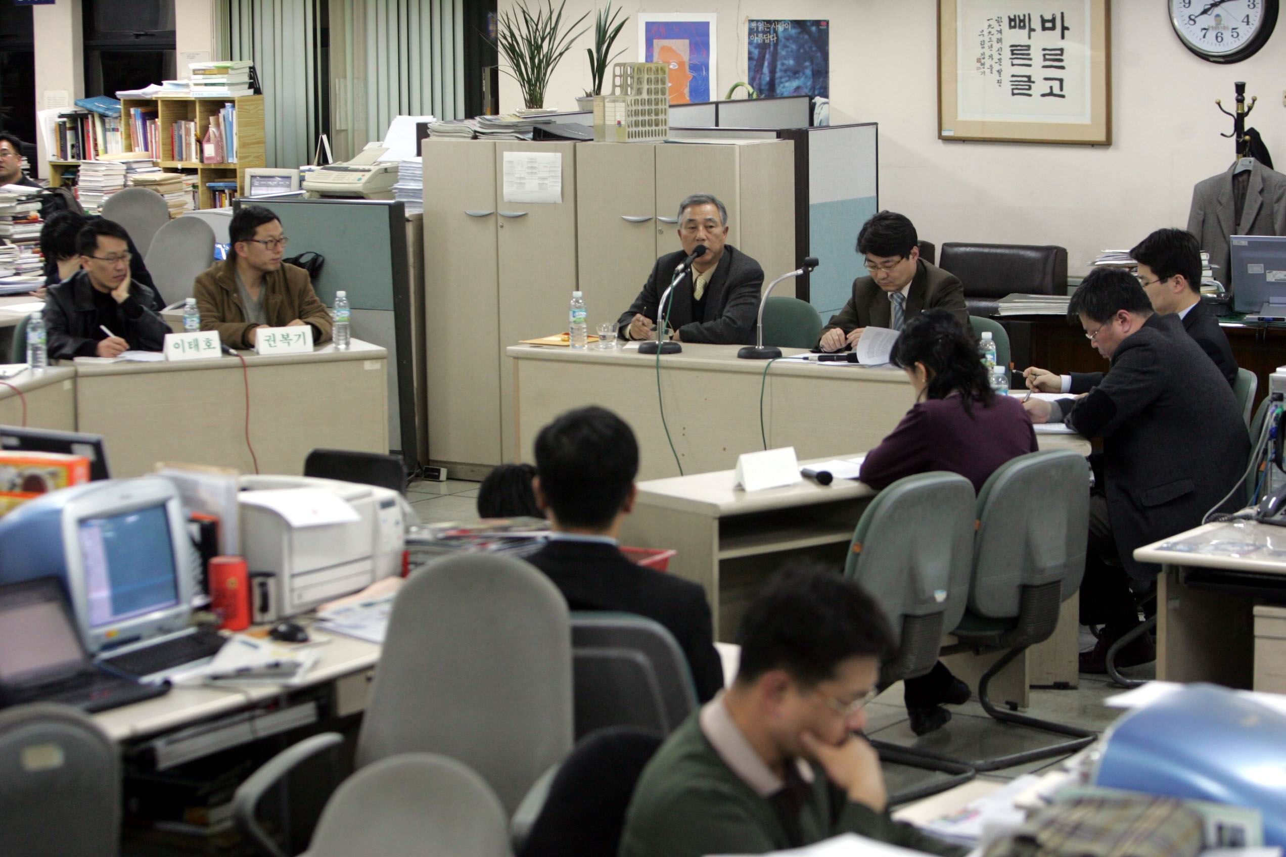 한겨레 직원들이 15일 편집국에서 사장 선거에 출마한 두 후보의  변을 듣고 있다.