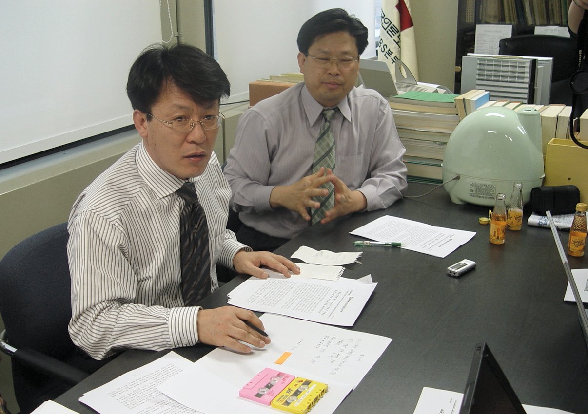 전국언론노동조합 KBS본부 진종철 위원장(사진 왼쪽)이 불법도청에 사용된 테이프 2개를 증거물로 제시하고 있다.